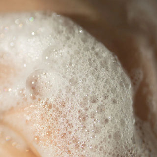 Feiner Schaum des HEJLO Matcha Melt Cleansers auf der Haut