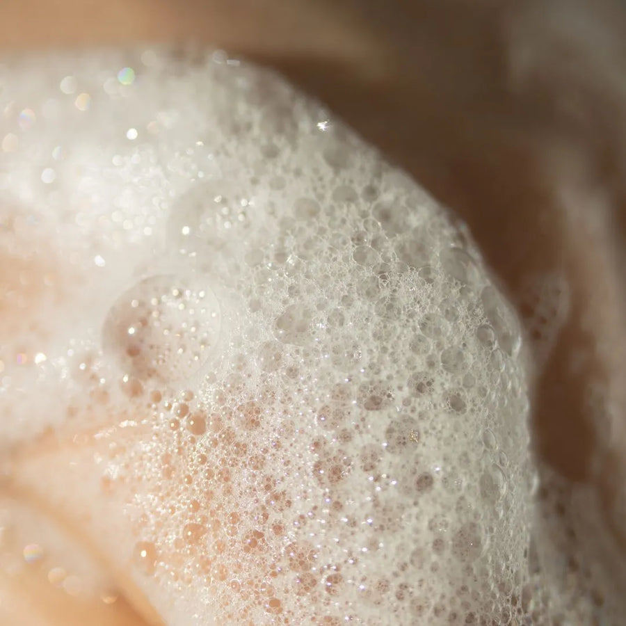 Feiner Schaum des HEJLO Matcha Melt Cleansers auf der Haut