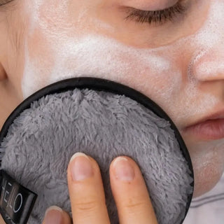 HEJLO Matcha Melt Cleanser beim Auftragen auf das Gesicht